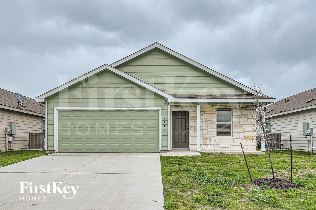 3945 Far Horizon in Seguin, TX - Foto de edificio