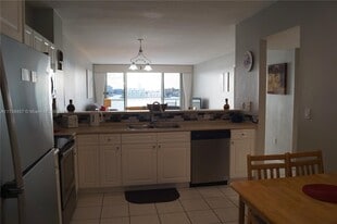 17050 N Bay Rd, Unit 407 in Sunny Isles Beach, FL - Building Photo
