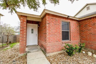 511 Mathis Mdw in San Antonio, TX - Building Photo - Building Photo