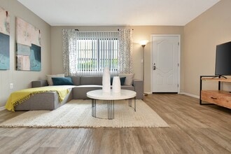 The Oasis Apartments in Daytona Beach, FL - Foto de edificio - Building Photo