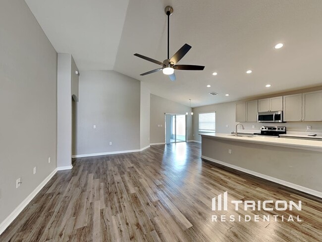 705 Persian Dr in Haines City, FL - Foto de edificio - Building Photo