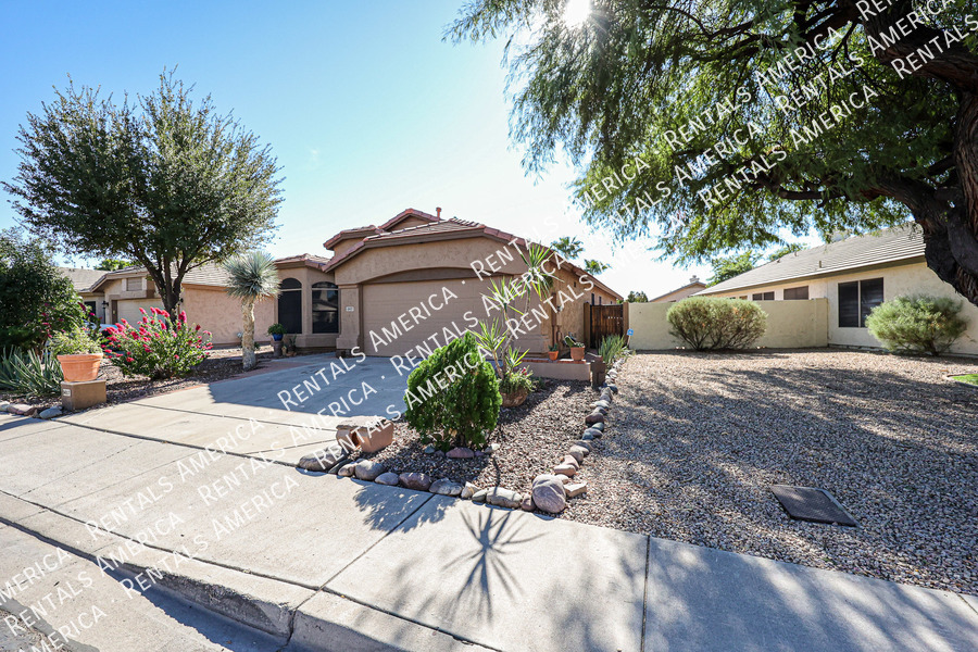 6417 W Wahalla Ln in Glendale, AZ - Building Photo