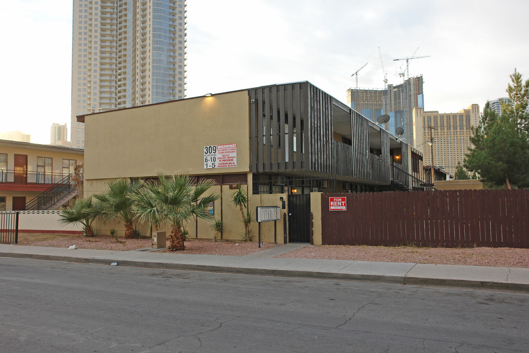 Meadows Apartments in Las Vegas, NV - Building Photo