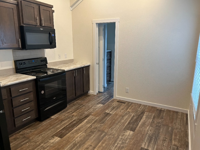 5215 Crestway Rd in Windcrest, TX - Foto de edificio - Building Photo