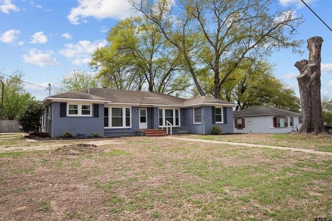 319 E Hubbard St in Lindale, TX - Building Photo - Building Photo