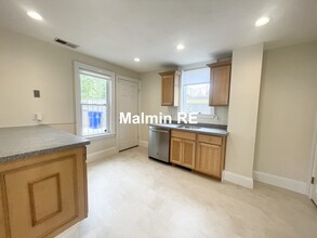 4 Dean Way, Unit 1 in Boston, MA - Building Photo - Building Photo