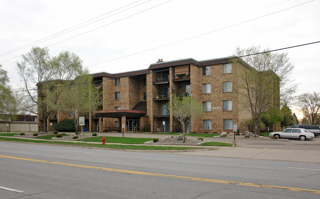 Winston Apartments in Bloomington, MN - Foto de edificio - Building Photo