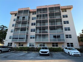 1830 Dixieana St in Hollywood, FL - Building Photo