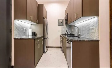 121 E 37th St in New York, NY - Building Photo - Building Photo