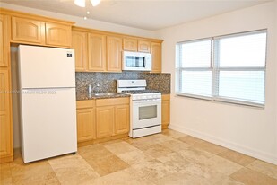524 Washington Ave, Unit 309 in Miami Beach, FL - Building Photo