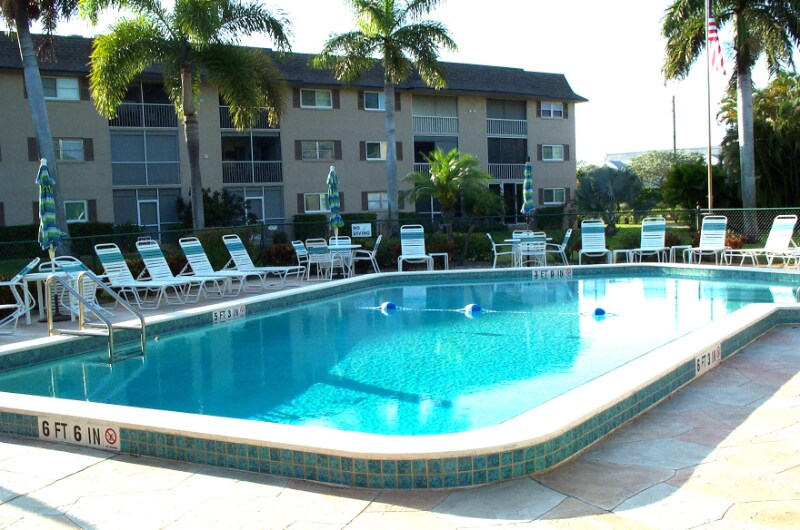 5467 Rattlesnake Hammock Rd in Naples, FL - Building Photo