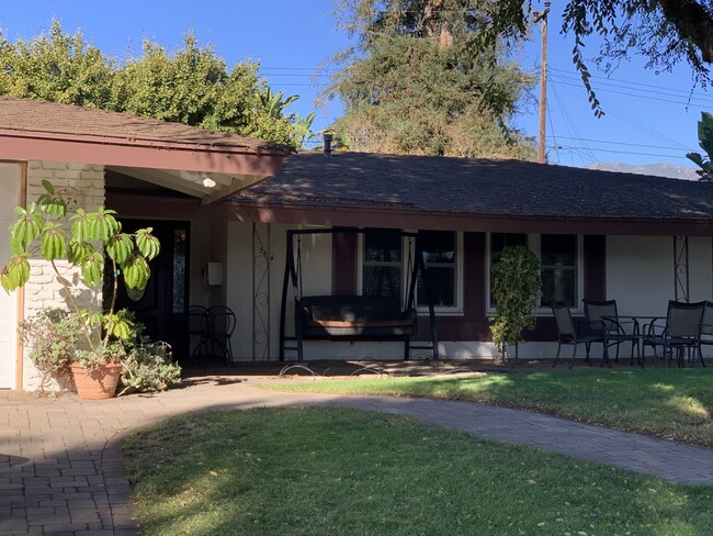 5474 Berkeley Rd in Santa Barbara, CA - Foto de edificio - Building Photo