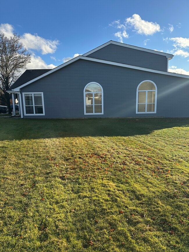 745 Spring Lake Dr in Middle Island, NY - Building Photo - Building Photo