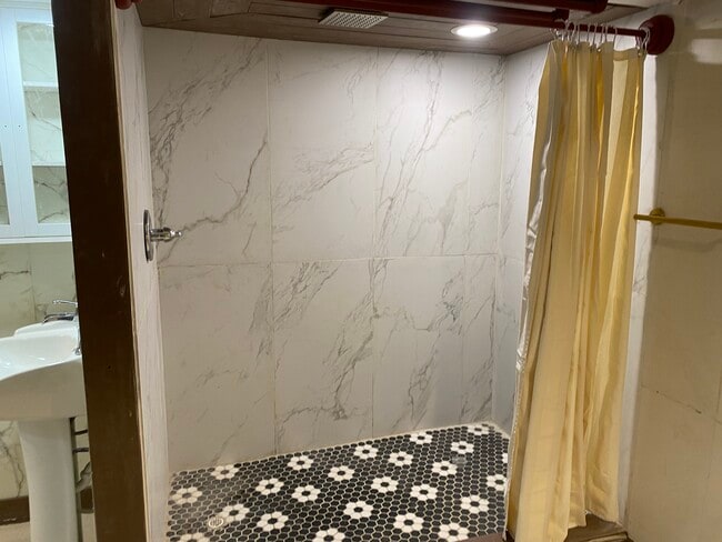 3704 W 69th Pl in Chicago, IL - Foto de edificio - Building Photo