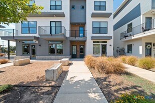 1208 N Academy Ave in New Braunfels, TX - Building Photo