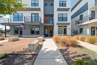 1208 N Academy Ave in New Braunfels, TX - Building Photo - Building Photo