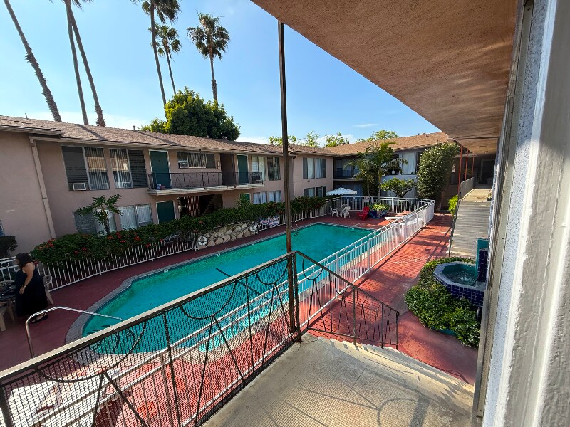260 S Sycamore Ave in Los Angeles, CA - Building Photo