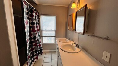 1045 Alpine Ave NW in Grand Rapids, MI - Building Photo - Building Photo