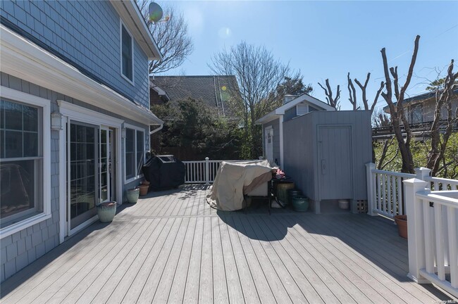 672 Ocean Breeze Walk in Ocean Beach, NY - Foto de edificio - Building Photo