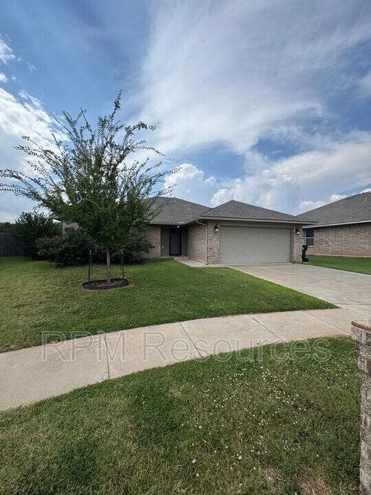 1213 Hickory Creek Dr in Yukon, OK - Building Photo