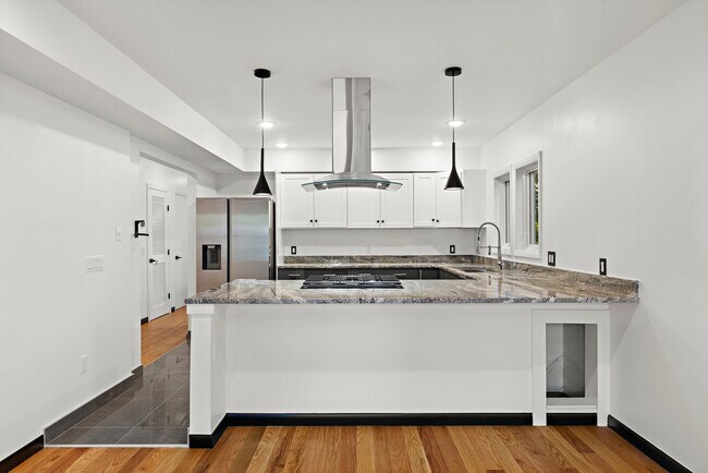 571 Hillside St, Unit 1 in Ridgefield, NJ - Foto de edificio - Building Photo