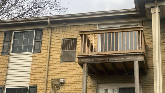 45240 Keding St, Unit Unit# 301 in Utica, MI - Building Photo - Building Photo