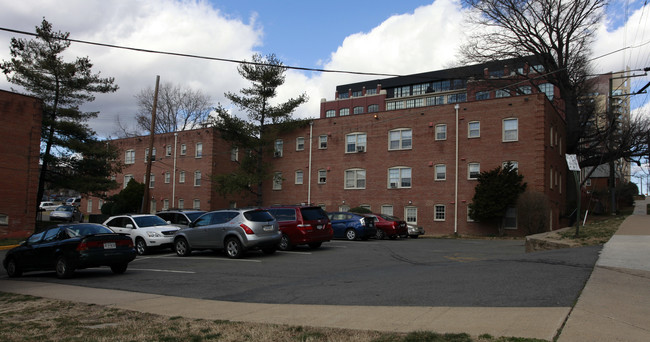 Pierce Queen Apartments in Arlington, VA - Building Photo - Building Photo