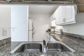 1033 Twin Lakes Dr in Coral Springs, FL - Building Photo - Building Photo