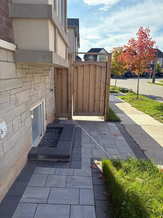 108 Sora Gate in Oakville, ON - Building Photo