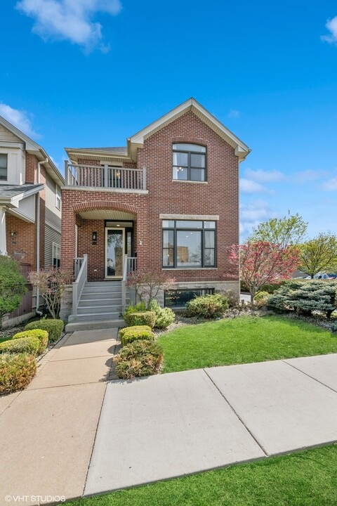 2459 W Grace St in Chicago, IL - Building Photo