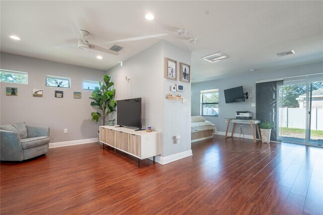 5704 43rd Street N in St. Petersburg, FL - Building Photo - Building Photo