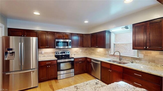 707 Sir Walter Cir in Virginia Beach, VA - Building Photo - Building Photo
