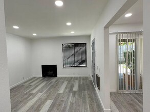 369 W Bay St in Costa Mesa, CA - Building Photo - Building Photo