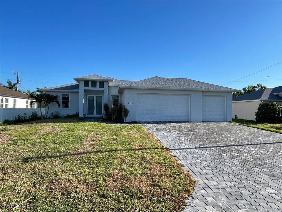 1827 SW 39th Terrace in Cape Coral, FL - Building Photo