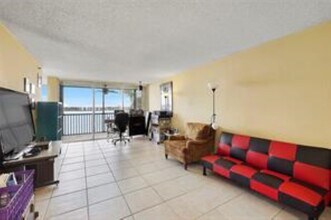 105 Lake Emerald Dr, Unit 410 in Oakland Park, FL - Foto de edificio - Building Photo
