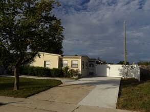 2337 Greenwood St in Deltona, FL - Building Photo - Building Photo