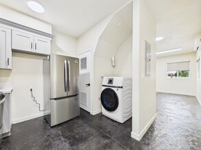 8455 Langdon Ave in Los Angeles, CA - Building Photo - Building Photo