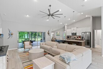 65 Eastwood Dr in Palm Coast, FL - Foto de edificio - Building Photo