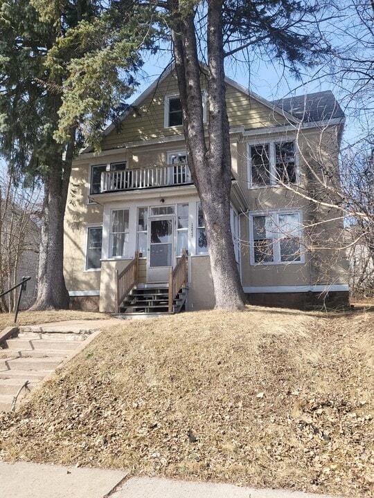 1227 E 3rd St, Unit E in Duluth, MN - Building Photo