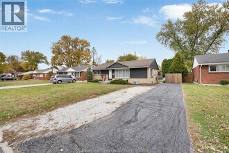 3300 MARK in Windsor, ON - Building Photo - Building Photo