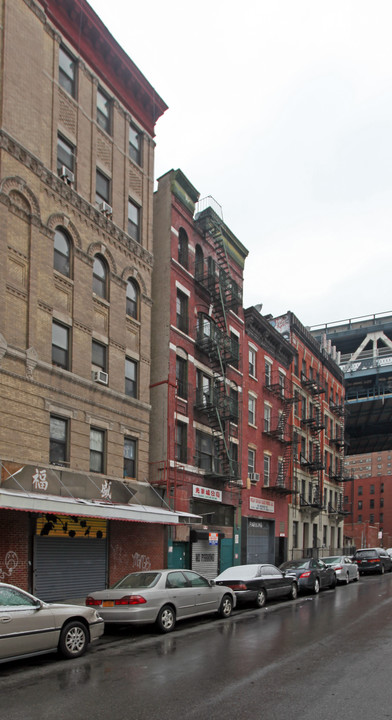 47 Monroe St in New York, NY - Building Photo