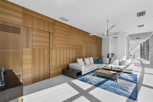 5875 Collins Ave in Miami, FL - Building Photo - Building Photo