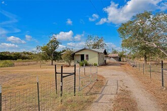 1607 E 4th St in Taylor, TX - Building Photo - Building Photo