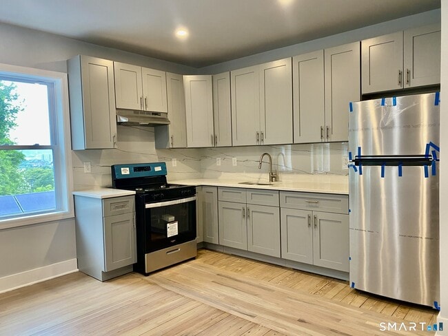 218 Charles St in Waterbury, CT - Building Photo - Building Photo