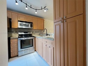 7915 NW 8th St in Miami, FL - Building Photo - Building Photo