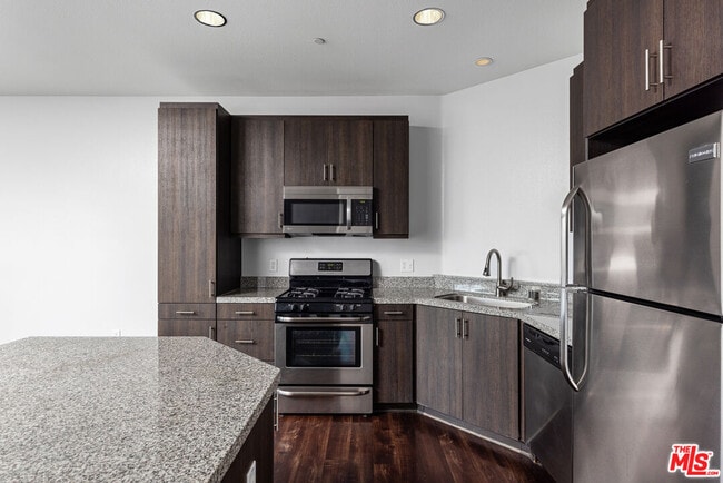 1408 W Washington Blvd in Los Angeles, CA - Foto de edificio - Building Photo