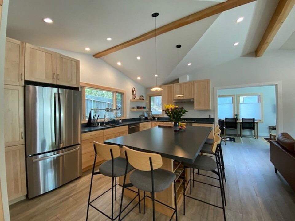 2568 Mesa School Ln in Santa Barbara, CA - Building Photo