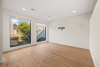 806 Olympic St, Unit 305 in Nashville, TN - Foto de edificio - Building Photo