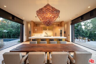 527 Latimer Rd in Santa Monica, CA - Building Photo - Building Photo