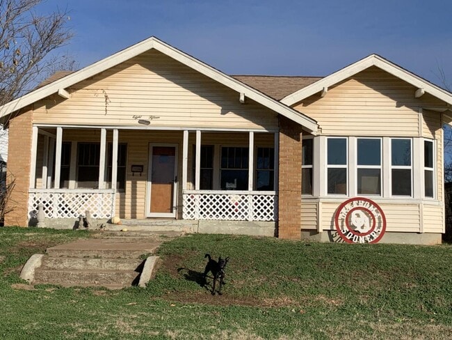 815 Cedar St in Perry, OK - Building Photo - Building Photo